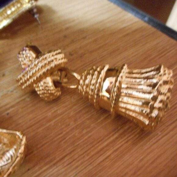 CLIP ON EARRINGS -  HOT CROSS BUNS IN GOLD METAL - WITH DANGLE - Picture 8 of 8